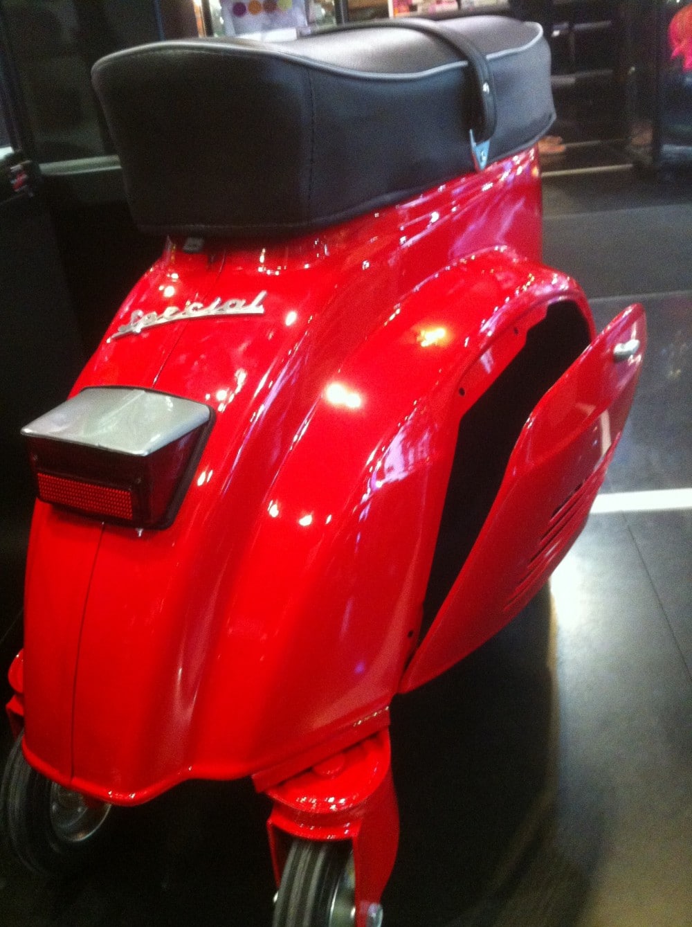 Vespa Wheeled Stool FerrariRed Rear opened